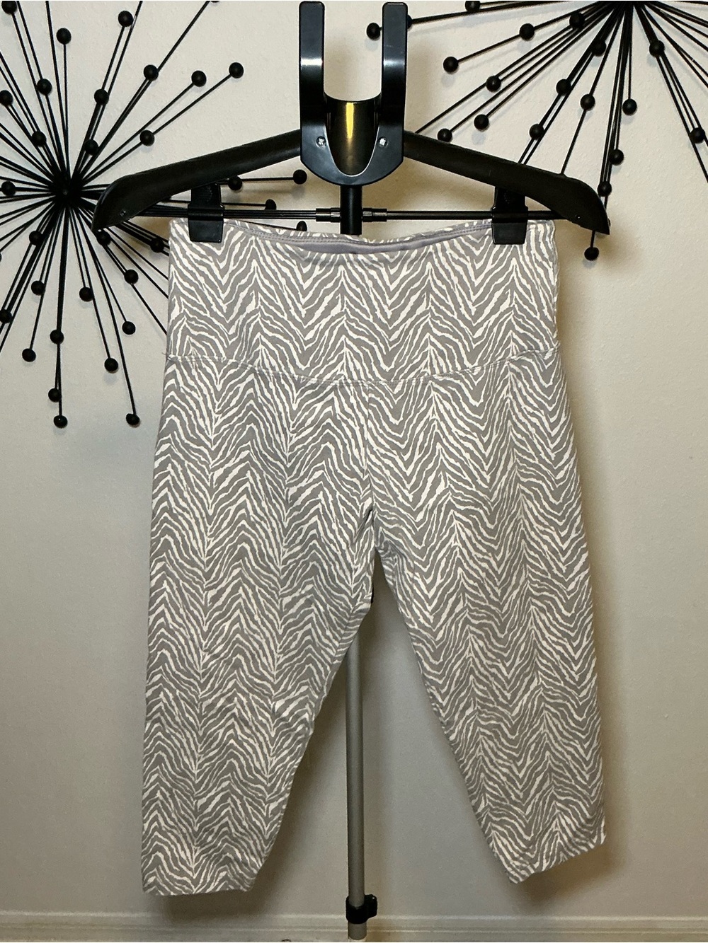Suavé Zebra Print Capri Leggings Gray White Tummy Control Size Medium